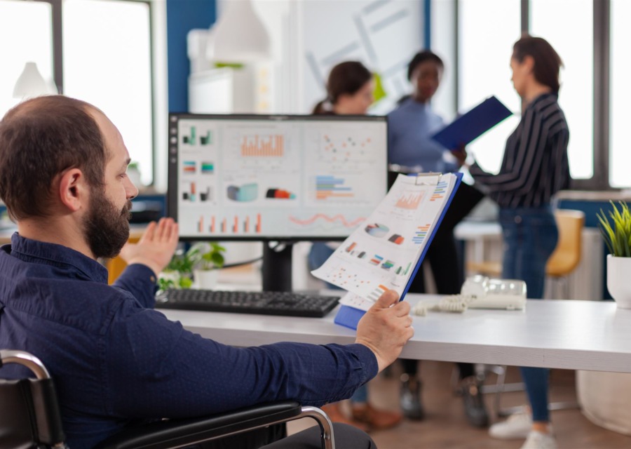 Gestor de marketing analisando relatórios em escritório