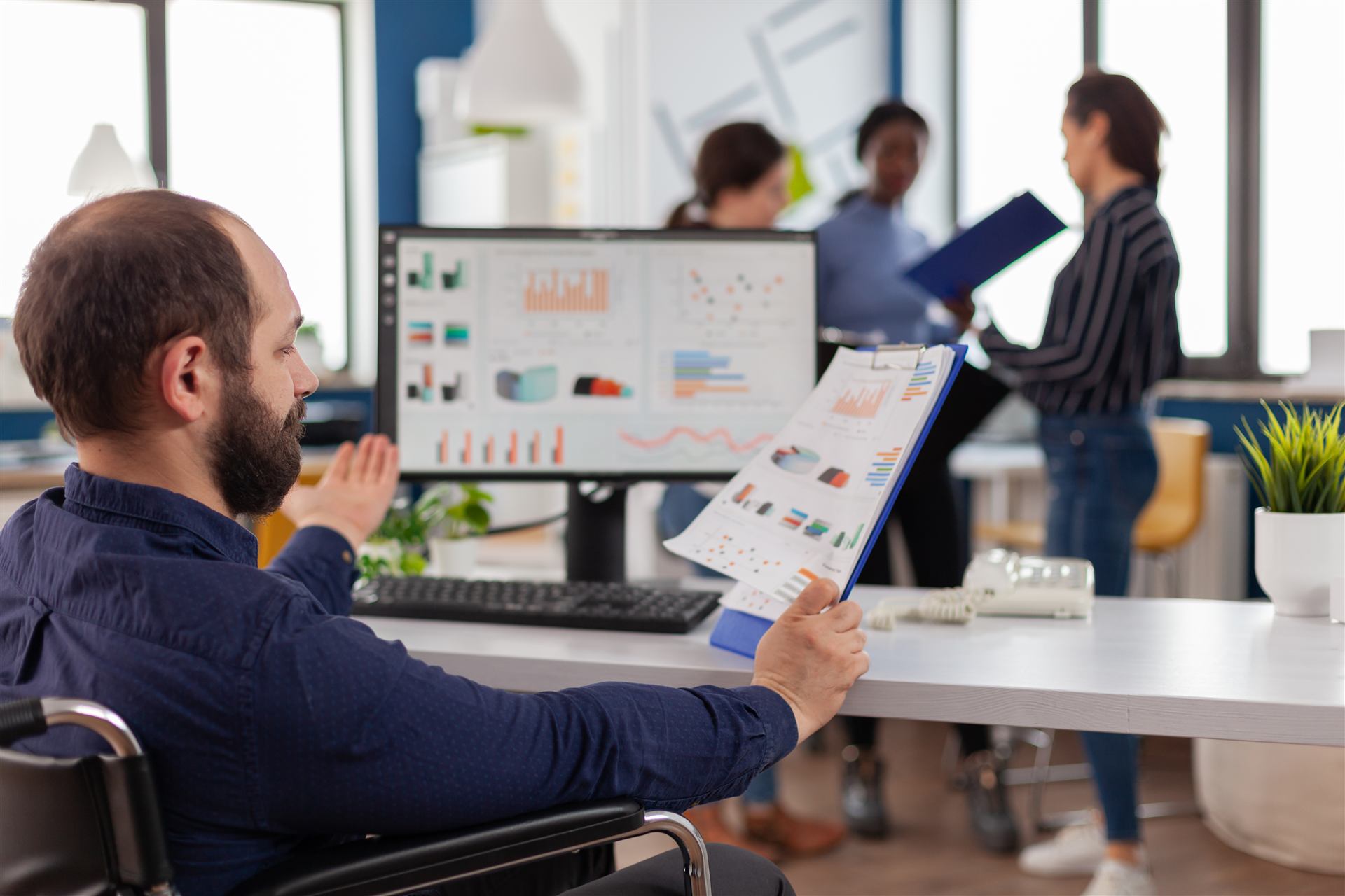 Gestor de marketing analisando relatórios em escritório