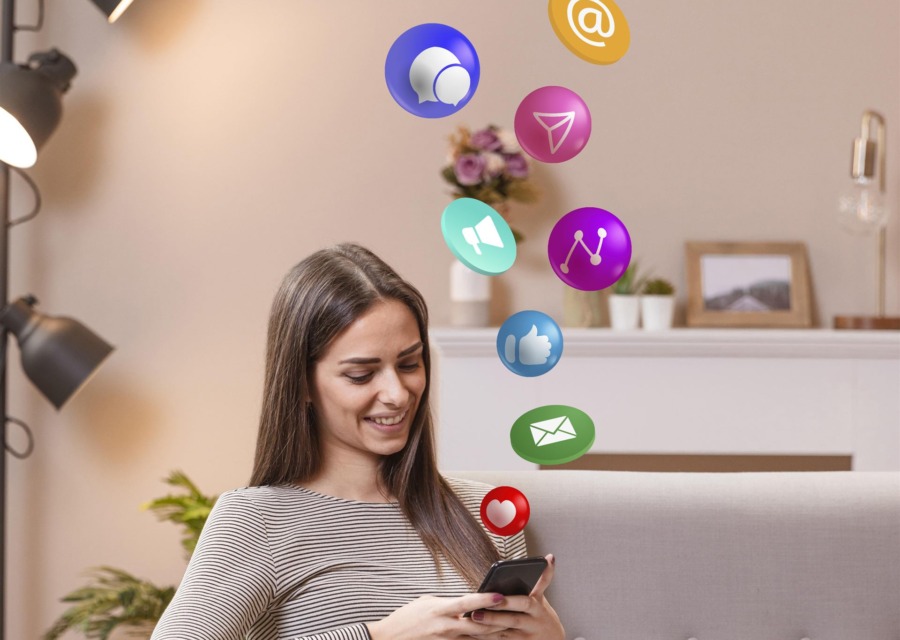 Conceito de marketing em redes sociais com aplicativos no celular