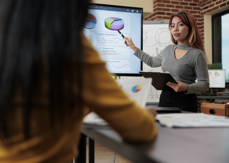 Equipe de negócios discutindo estratégia de marketing