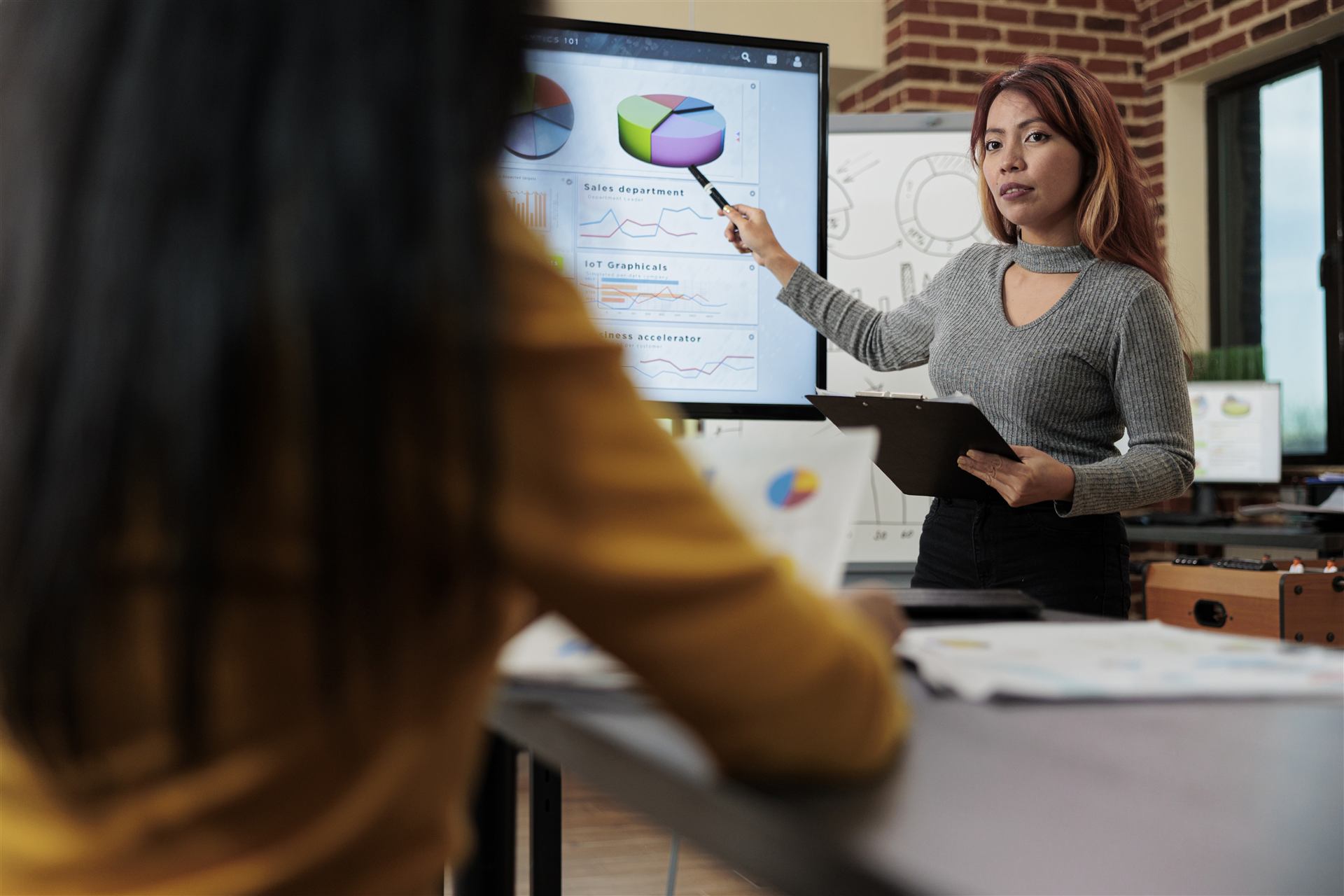 Equipe de negócios discutindo estratégia de marketing
