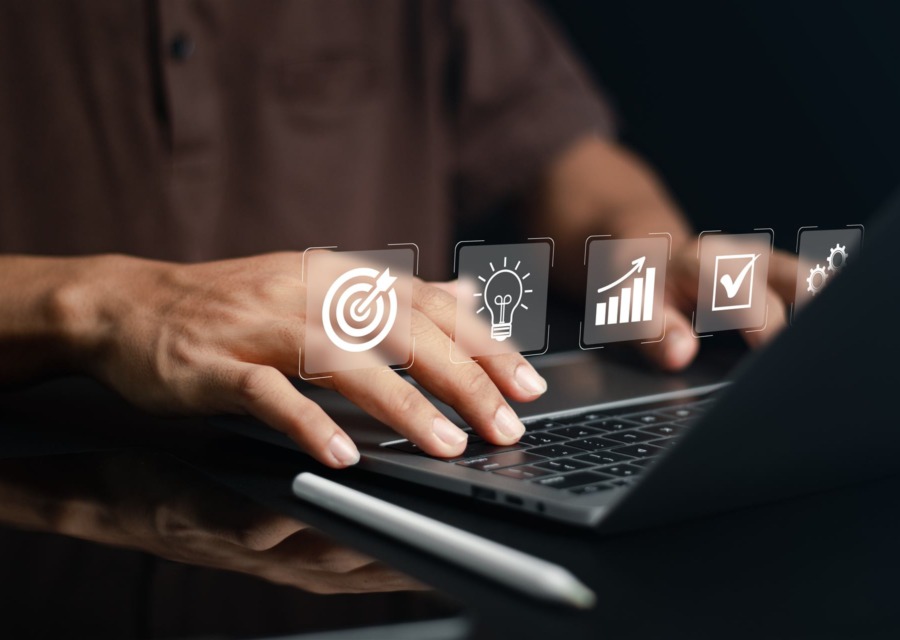 Pessoa trabalhando com conteúdo digital para redes sociais