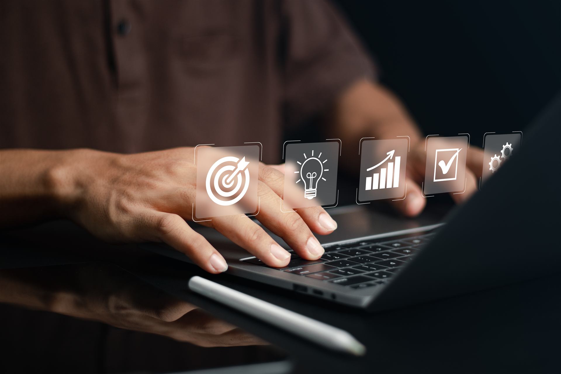 Pessoa trabalhando com conteúdo digital para redes sociais